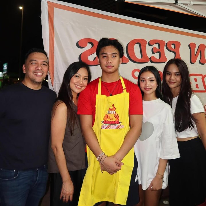 <p>Nola mengaku bangga dengan keputusan Bevan untuk mencoba peruntungan bisnis di bidang kuliner. "Belajar itu dari banyak cara yang penting mau nikmati prosesnya mau usaha dan bekerja keras ya bang..<em>we soo proud of you</em> abang @bevan.putera semoga lancar ya nak," tulis Nola dalam unggahannya. (Foto: Instagram @riafinola/ @baldynola)</p>