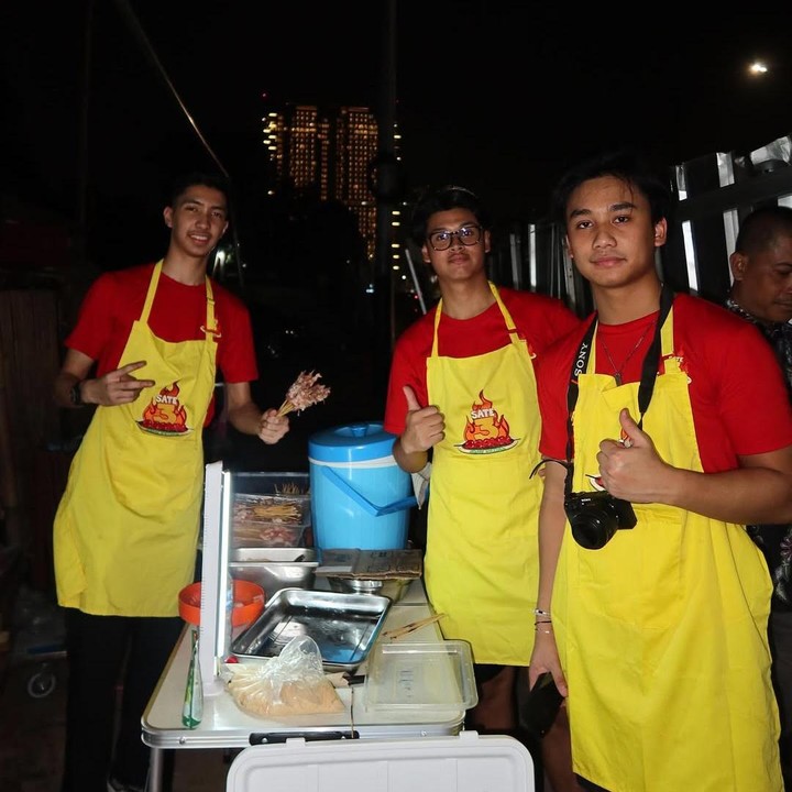<p>Bevan membuka bisnis kuliner sate bersama dua sahabatnya, Bunda. Pilihan Bevan untuk berbisnis di usia muda mendapat dukungan penuh dari Nola dan sang suami. Melalui unggahan di Instagram, Nola bersama suami dan kedua saudara perempuan Bevan, tampak berkunjung ke warung tenda milik Bevan untuk memberikan dukungan. (Foto: Instagram @riafinola/ @baldynola)</p>