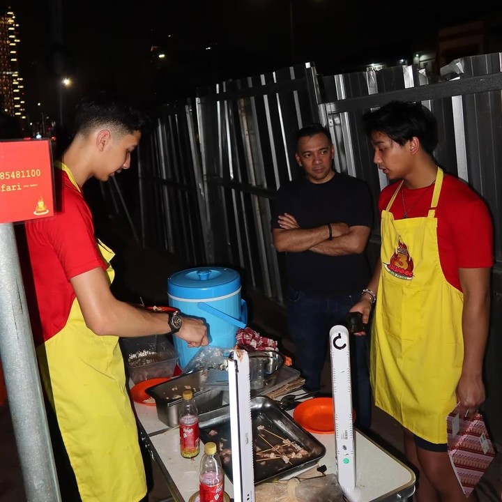 <p>Ungkapan bangga juga disampaikan Baldy. Ayah empat anak ini bangga karena anaknya tidak sama sekali gengsi untuk memulai usaha kuliner di pinggir jalan. "Bangga abang berani mulai usaha dan gak gengsi buka usaha di pinggir jalan, <em>start from little step you will get to the top</em> bang, ikhtiar, berdoa sisanya serahin sama Allah," ujarnya. (Foto: Instagram @riafinola/ @baldynola)</p>