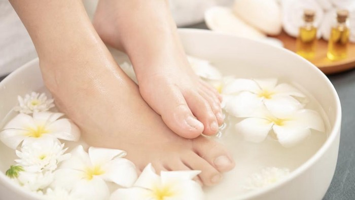 Rendam Kaki dengan Air Hangat/ Foto: Freepik.com/jcomp