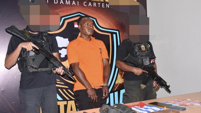 Yekis Wanimbo, Penyandang Dana KKB Papua Ditangkap Satgas Cartenz Satgas Operasi Damai Cartenz menangkap DPO anggota KKB wilayah Puncak Yekis Wanimbo yang berperan mendanai pembelian senjata api (Senpi).