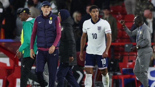 Tuchel mengkritik keras perilaku agresif Bellingham usai kekalahan Inggris dari Senegal. Dia menyebut tindakan sang gelandang membuat ibunya merasa jijik.