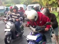 Kabel Menjuntai di Cengkareng Bikin Pemotor Celaka, 2 Orang Terluka