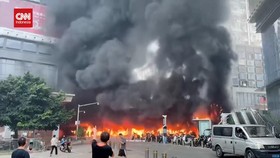 VIDEO: Detik-detik Kebakaran Besar Lahap Parkiran Motor di China