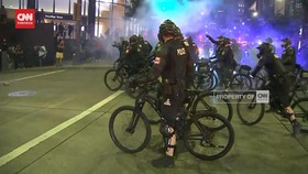 VIDEO: Momen Polisi di Seattle Bubarkan Demonstran Gunakan Sepeda