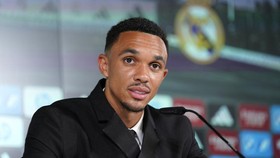 Alexander-Arnold Resmi Diperkenalkan Madrid, Fasih Ngomong Spanyol
