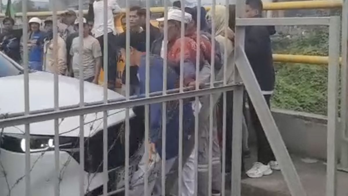 Mobil Anggota DPRD Cilegon Diduga Tabrak Pedemo, Kaki Korban Terjepit