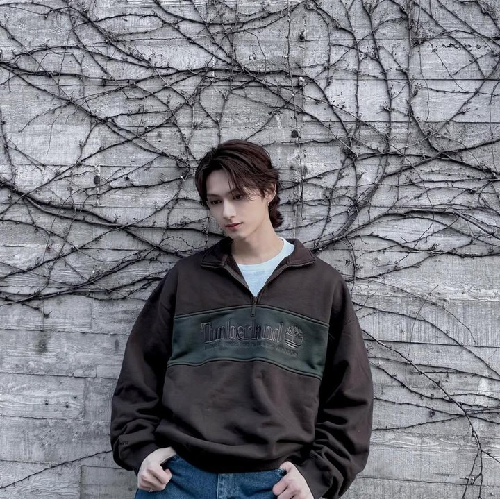 <p>Dalam film The Shadow's Edge yang akan rilis pada Agustus 2025, Jun SEVENTEEN berperan sebagai Hu Feng, anak angkat dari karakter yang diperankan Tony Leung. (Foto: Instagram @junhui_moon)</p>