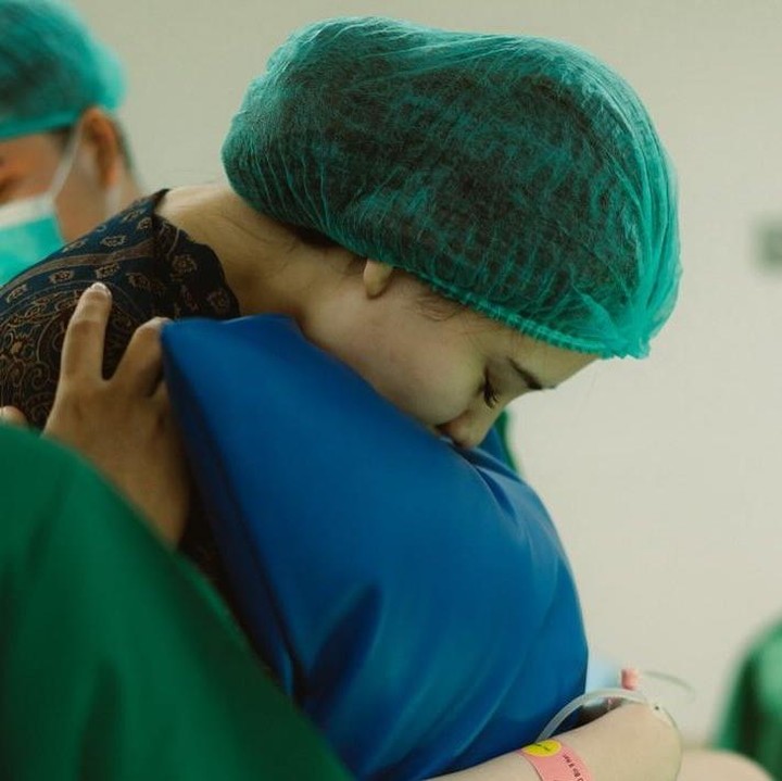 <p>Kehadiran sang putra tampaknya menjadi kado terindah yang telah lama dinantikan Thariq dan Aaliyah. "Kepada putra kami tercinta, Ahmad Arash Omara Thariq. Alhamdulillah, kamu akhirnya berada dalam pelukan kami, sehat, penuh kasih sayang, dan telah memenuhi hati kami dengan lebih banyak kebahagiaan yang tak dapat diungkapkan dengan kata-kata. Kamu adalah doa yang menjadi kenyataan, tanda adanya rahmat Allah, dan berkah yang tidak akan pernah kami anggap remeh," tulis Thariq dalam unggahan ini. (Foto: Instagram @thariqhalilintar)</p>