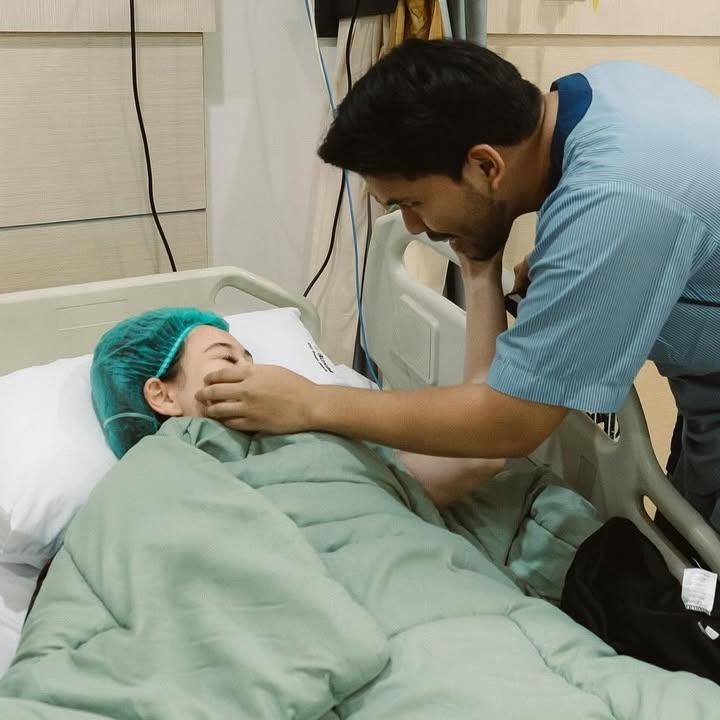 <p>Kabar kelahiran anak pertama ini dibagikan Thariq di akun Instagram miliknya, Bunda. Thariq membagikan potret persalinan sang istri. Selama proses persalinan, Thariq selalu mendampingi dan berada di sisi Aaliyah. (Foto: Instagram @thariqhalilintar)</p>