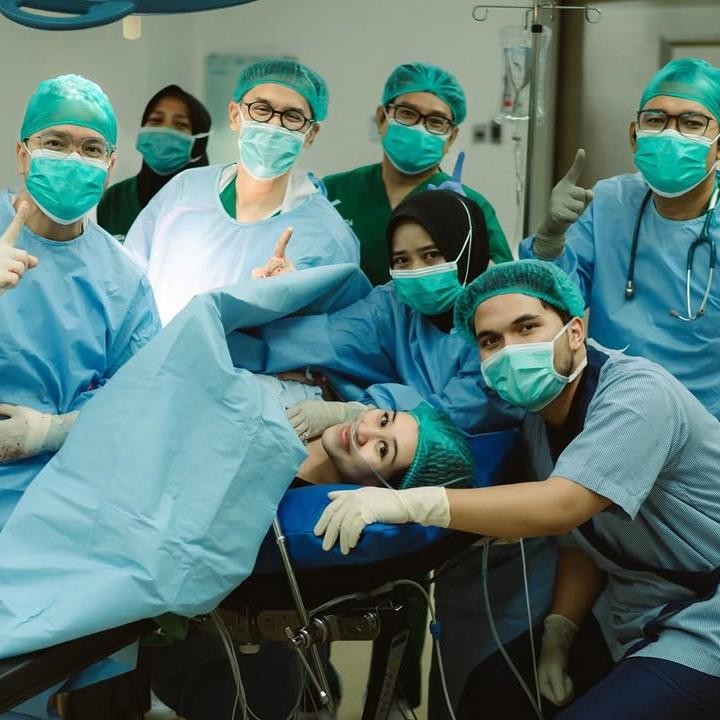 <p>Kabar bahagia datang dari pasangan Aaliyah Massaid dan Thariq Halilintar. Pasangan ini baru saja dikaruniai anak pertama. Aaliyah melahirkan bayi berjenis kelamin laki-laki. Foto-foto persalinan diunggah pada Jumat, 13 Juni 2025. (Foto: Instagram @thariqhalilintar)</p>