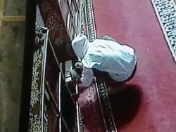 Pria di Palembang Bongkar 5 Kotak Amal Masjid, Aksinya Terekam CCTV