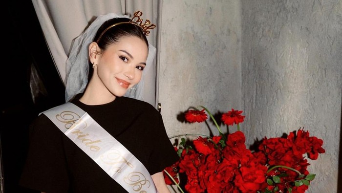 img-title Pesta Kejutan! Alyssa Daguise Tampil Menawan Kenakan Gaun Hitam di Momen Bridal Shower