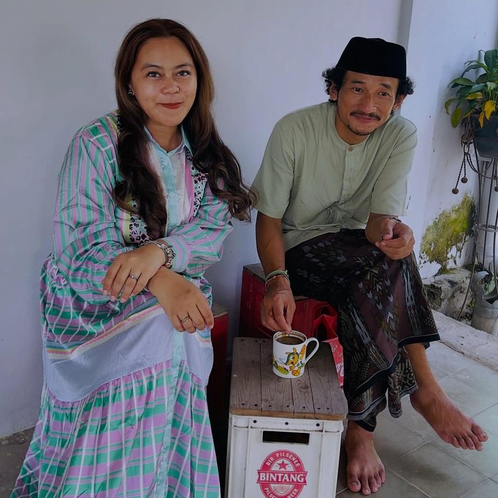 <p>Aktor sekaligus komedian Isa Bajaj bersama sang istri memutuskan kembali ke kampung halamannya di di Magetan, Jawa Timur. Isa menetap di Megatan dan diketahui menjalani bisnis rumah makan di sana. Beberapa waktu lalu, Isa mengungkap alasannya meninggalkan kehidupan di Jakarta. "Ya senang (istri diajak pindah ke Magetan). Karena kan awalnya waktu itu niatnya mau merawat Ibu. Cuman sampai sana ternyata <em>slow living, </em>lebih santai, malah cenderung sepi banget," ungkapnya di acara <em>Pagi Pagi Ambyar</em> TRANS TV, beberapa waktu lalu. (Foto: Instagram @isa_bajaj)</p>