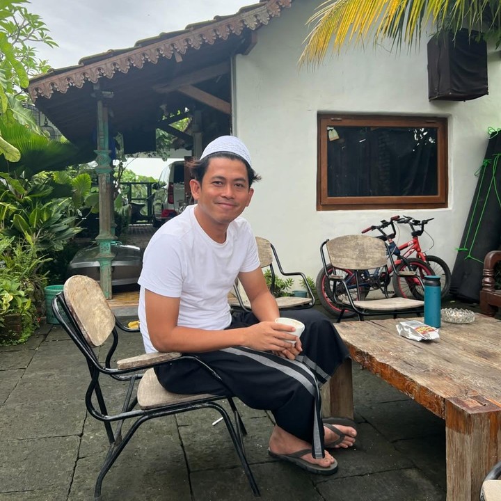 <p>Penyanyi Budi Doremi sudah jarang terlihat di layar kaca. Budi ternyata sudah beberapa tahun ini menetap di pedesaan daerah Serang, Banten. Budi dan sang istri meninggalkan Jakarta untuk mencari ketenangan. Keduanya juga pindah lantaran pekerjaan Budi sempat terdampak oleh pandemi COVID-19, beberapa waktu lalu. "Waktu pandemi, kita sebagai musisi enggak tahu panggung blas (tidak ada kerjaan) waktu itu. Aku memutuskan sama istri ya sudah kita pindah deh. (Sebelumnya) di Bintaro Sektor 6. Ya sudah akhirnya pindah, bertahan di sana sampai sekarang," ungkap Budi, dikutip dari YouTube TRANS7 OFFICIAL. (Foto: Instagram @budid0remi)</p>