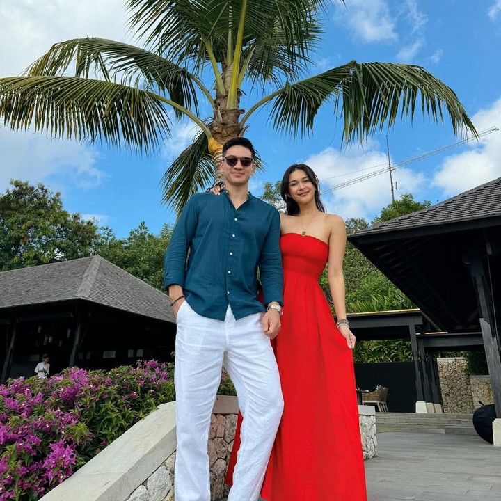 <p>Pasangan artis Nana Mirdad dan Andrew White diketahui pindah ke Bali sejak tahun 2010. Sejak menetap di Pulau Dewata bersama kedua anaknya, Nana dan Andrew juga memutuskan rehat dari dunia akting. Meski begitu, pasangan ini tetap aktif membagikan aktivitas mereka di media sosial. Nana sendiri masih sering mengambil <em>job</em> iklan di sela kesibukannya menjalani peran sebagai Bunda dan seorang istri. (Foto: Instagram @nanamirdad_)</p>