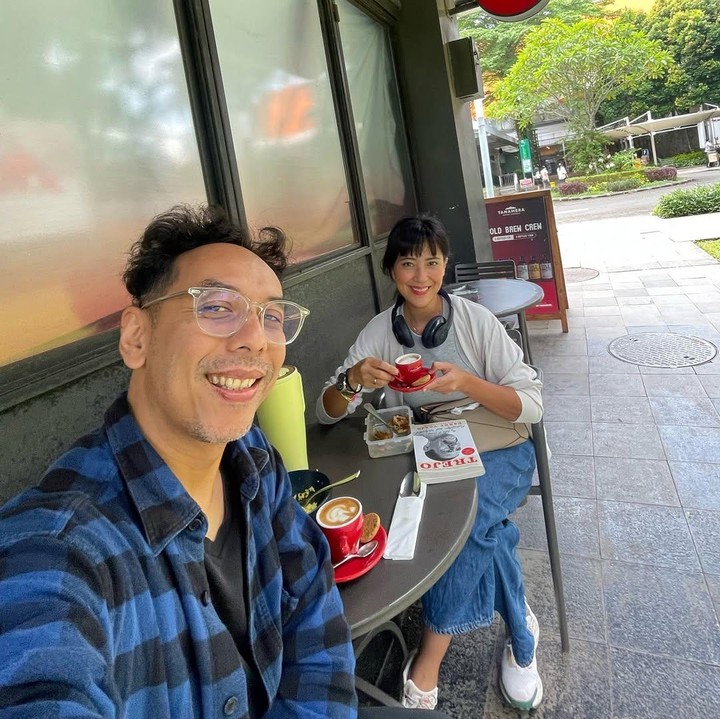 <p>Pasangan Sophie Navita dan Pongki Barata sudah hampir 10 tahun menetap di Bali. Keduanya pindah ke Pulau Dewata karena ingin ingin punya banyak waktu berkualitas dengan kedua anak mereka, Rangga dan Radya. Saat pertama menetap di Bali, pasangan ini sempat tinggal kontrakan. Kini, keduanya sudah memiliki hunian tetap di Bali. Sophie dan Pongky juga diketahui membangun bisnis <em>coffee shop</em> di sana. (Foto: Instagram @sophienavita)</p>