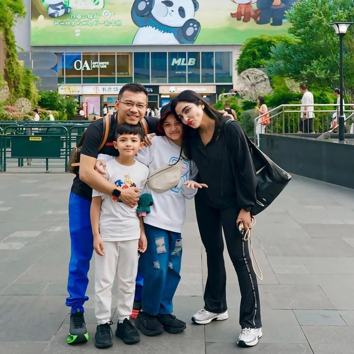 <p>Sebelum melakukan wisata alam, Ashanty dan Anang terlebih dahulu menghabiskan waktu di pusat kota Chengdu. Bersama Arsy dan Arsya, keduanya jalan-jalan menikmati suasana kota dan pusat perbelanjaan di sana. (Foto: Instagram @ashanty_ash)</p>
