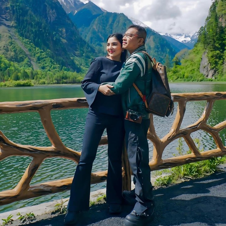 <p>Dalam unggahan di Instagram, Ashanty sempat membagikan potret mesranya dengan sang suami saat liburan di China. Keduanya memamerkan pemandangan di sana yang indah bak lukisan. (Foto: Instagram @ashanty_ash)</p>