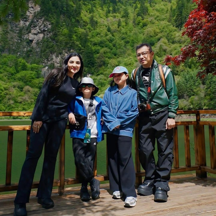 <p>Selain ke Huanglong Scenic Valley, Ashanty dan keluarga juga mengunjungi Juizhai Valley National Parkdan kawasan wisata Bipenggou Chengdu yang ada di kawasan Sichuan, China. Kali ini, Ashanty membagikan potret keluarganya saat sedang menikmati pemandangan danau hijau di tengah pepohonan asri. "Bipenggou Chengdu. Danau Raja Naga!!" tulis Ashanty dalam unggahannya. (Foto: Instagram @ashanty_ash)</p>