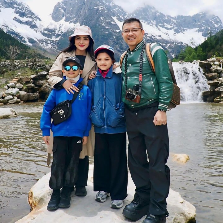 <p>Salah satu tempat wisata yang dikunjungi keluarga Ashanty adalah Lembah Huanglong atau Huanglong Scenic Valley. Di tempat ini, Ashanty bersama suami dan kedua anaknya menikmati pemandangan dari pegununan bersalju. (Foto: Instagram @ashanty_ash)</p>