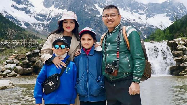 Ashanty dan Anang Liburan bersama Dua Anaknya di China, Ini Potret Mereka dengan Pemandangan Alam