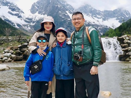 Ashanty & Anang Liburan bersama Dua Anaknya di China, Ini Potret Mereka dengan Pemandangan Alam