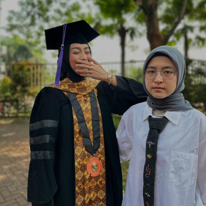 <p>Unggahan Desy bersama sang putri di hari spesial ini mendapat komentar dari beberapa rekan artis. Mereka turut bahagia dan mengucapkan selamat, Bunda. "<em>Congrats</em> des, semoga manfaat ilmunya," tulis aktris Alya Rohali. "Aaaaaaaahhhh kerennnn…. Selamat ya buuuuuuuu, putri banggaaaaaa," kata aktris Thalita Latief. (Foto: Instagram @desyratnasariterdepan)</p>