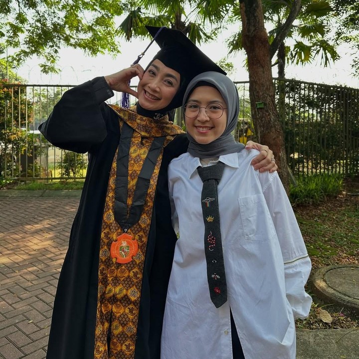 <p>Desy meraih gelar S3 di bidang Psikologi setelah sebelumnya menggelar sidang ujian terbuka pada September 2024. Dalam sidang tersebut, Desy memaparkan disertasinya yang berjudul "Self-Efficacy, Intensi, Persepsi Kesetaraan Gender, dan Motivasi Sosial Perempuan Politisi Anggota DPR-RI Periode 2019-2024." (Foto: Instagram @desyratnasariterdepan)</p>
