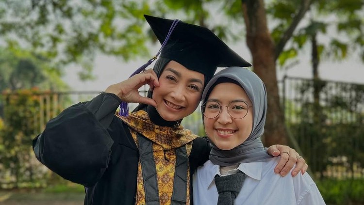 Desy Ratnasari Wisuda S3