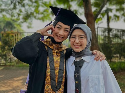 Desy Ratnasari Wisuda S3, Intip Potretnya Didampingi Sang Putri