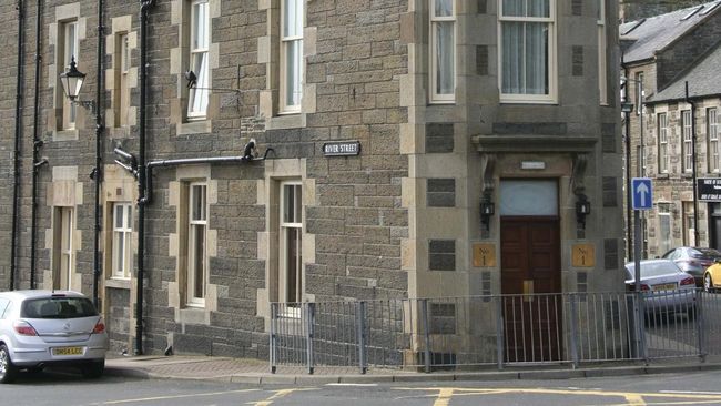 Menurut catatan Guinness World Records, Ebenezer Place memiliki panjang hanya 2,06 meter (sekitar 6 kaki 9 inci) dan berada di pedesaan Caithness, Skotlandia.