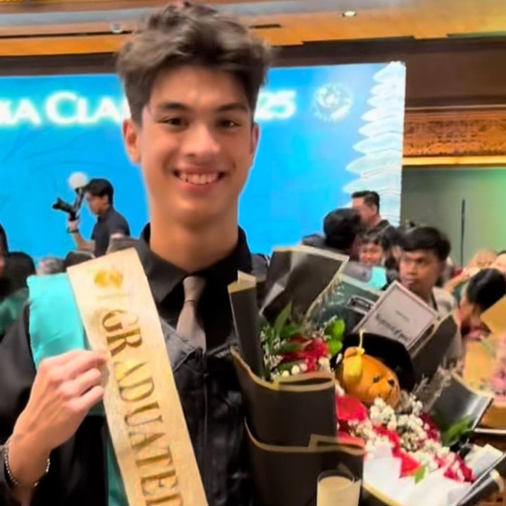 <p>Menyambut kelulusan anak tentunya menjadi suatu kebanggan tersendiri bagi setiap orang tua. Hal ini juga tengah dirasakan aktris Maudy Koesnaedi yang baru saja mendampingi sang putra, Eddy Maliq Meijer, wisuda. (Foto: Instagram@maudykoesnaedi)</p>