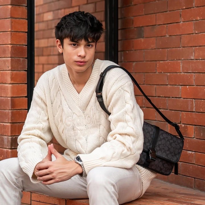 <p>Sosok Eddy pun membuat netizen terpesona. Hal itu diketahui langsung melalui kolom komentar beberapa <em>postingan</em> di Instagram. “Ganteng banget ihhh,” tulis akun <em>@devii_ka****. </em>(Foto: Instagram@eddy_meijer)</p>