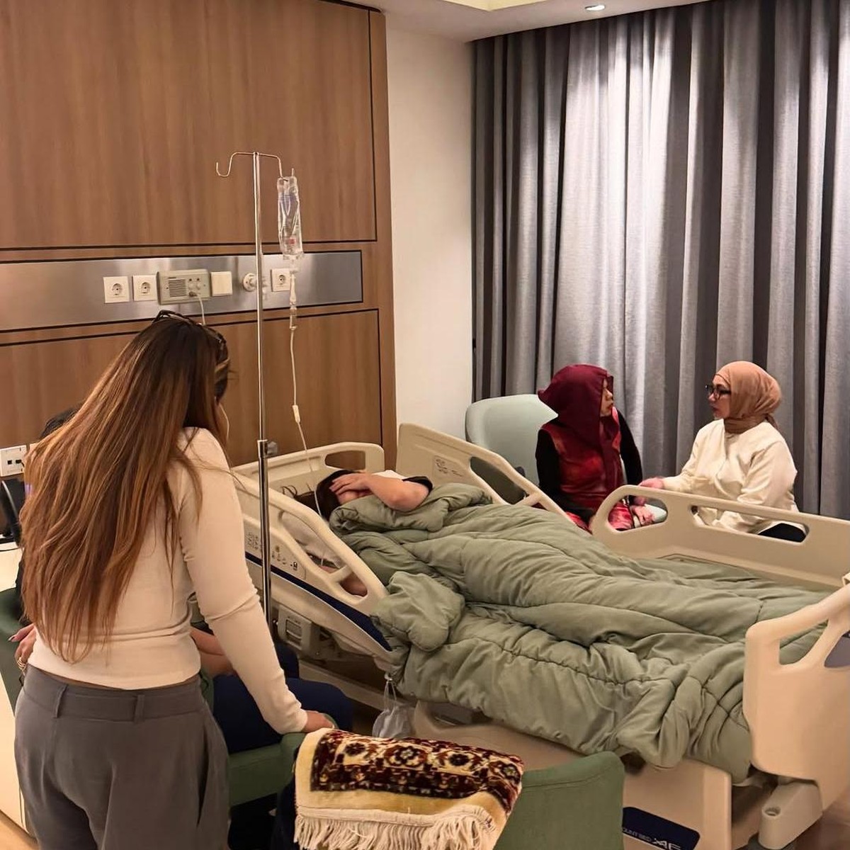 Geni Faruk Dampingi Aaliyah Massaid Melahirkan