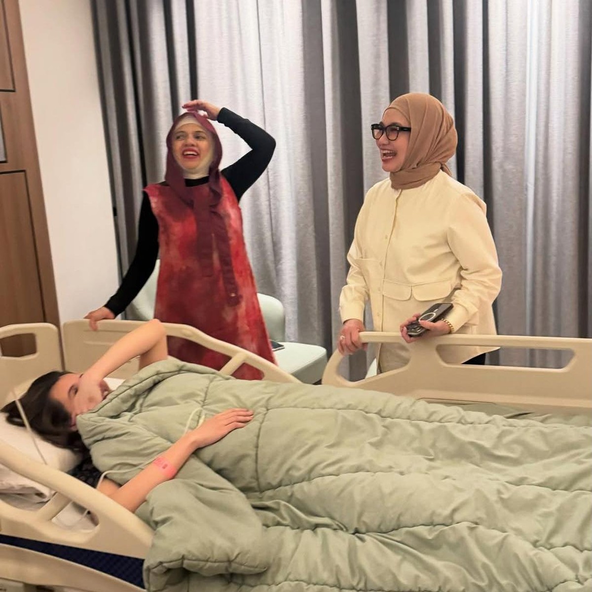 Geni Faruk Dampingi Aaliyah Massaid Melahirkan