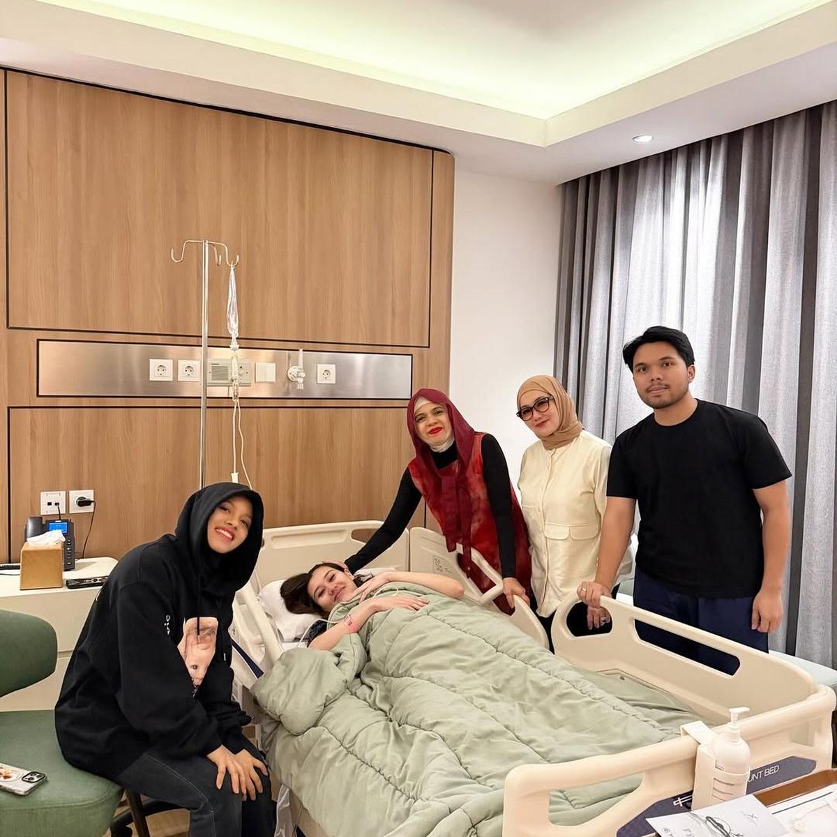 Geni Faruk Dampingi Aaliyah Massaid Melahirkan