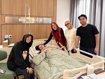 img-title Kasih Banyak Kado ke Cucu, Geni Faruk Harap Thariq & Aaliyah Jadi Ortu yang Baik