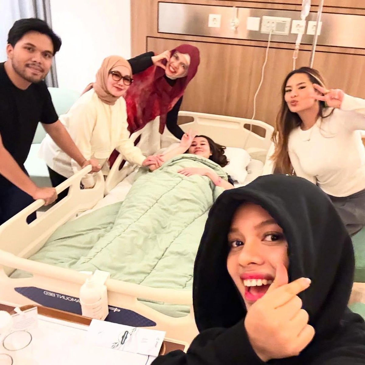 Geni Faruk Dampingi Aaliyah Massaid Melahirkan