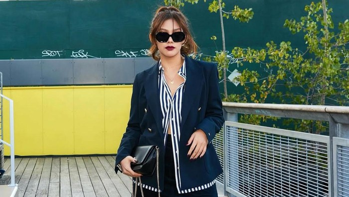 img-title Get The Look: Ide Padu Padan Kemeja dan Blazer ala Vanesha Prescilla, Simple Tapi Stylish!