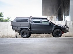 Siap Tempur! Hilux Disulap Jadi Mobil Militer