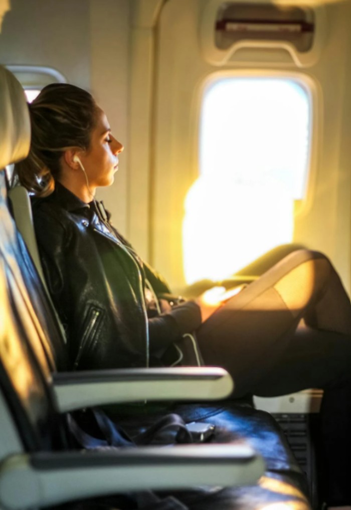 Mengecek saku kursi depan/Foto: pexels.com/Richard Harris