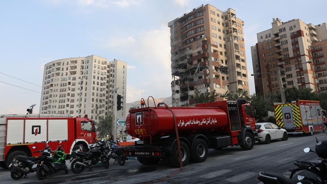 KBRI Teheran Imbau WNI Waspada Buntut Aksi Saling Serang Israel-Iran KBRI Teheran mengimbau WNI yang berada di Iran untuk meningkatkan kewaspadaan hingga menghindari kerumunan buntut kian panas perang Israel-Iran.