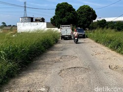 Geram Warga Saat Jalur Menuju Stasiun Kereta Cepat Rusak Parah