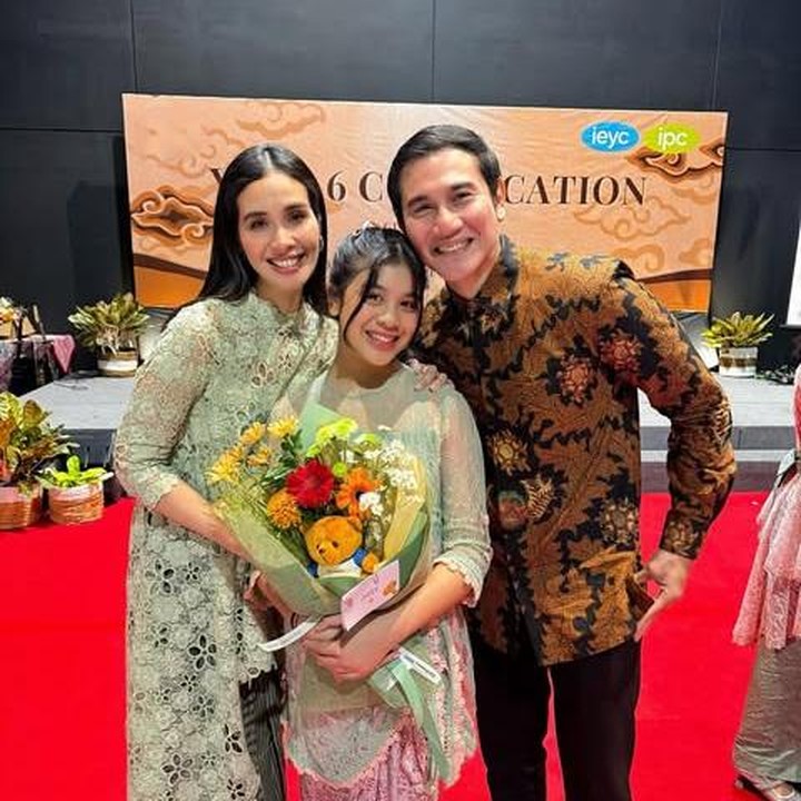 <p>Marsha Timothy juga menuliskan Jizzy dipuji para guru karena kebaikan hatinya. "Bertemu guru-gurumu hari ini dan mereka semua memujimu karena hatimu yang besar dan jiwamu yang baik. Hal Itu berarti segalanya..(emotikon hati). Selamat Wisuda, cintaku yang manis," tulis sang aktris dalam bahasa Inggris. (Foto: dok. Instagram @marshatimothy)</p>