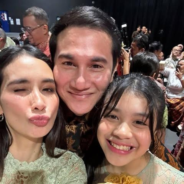 <p>Dalam momen lainnya, Vino mengunggah foto-foto putrinya sejak kecil hingga sekarang lulus SD. "Alhamdulillah, juara kami," tulis Vino disertai doa memohon kebaikan dunia dan akhirat untuk anak. Selamat atas kelulusan SD-nya, Jizzy! (Foto: dok. Instagram @marshatimothy)</p>