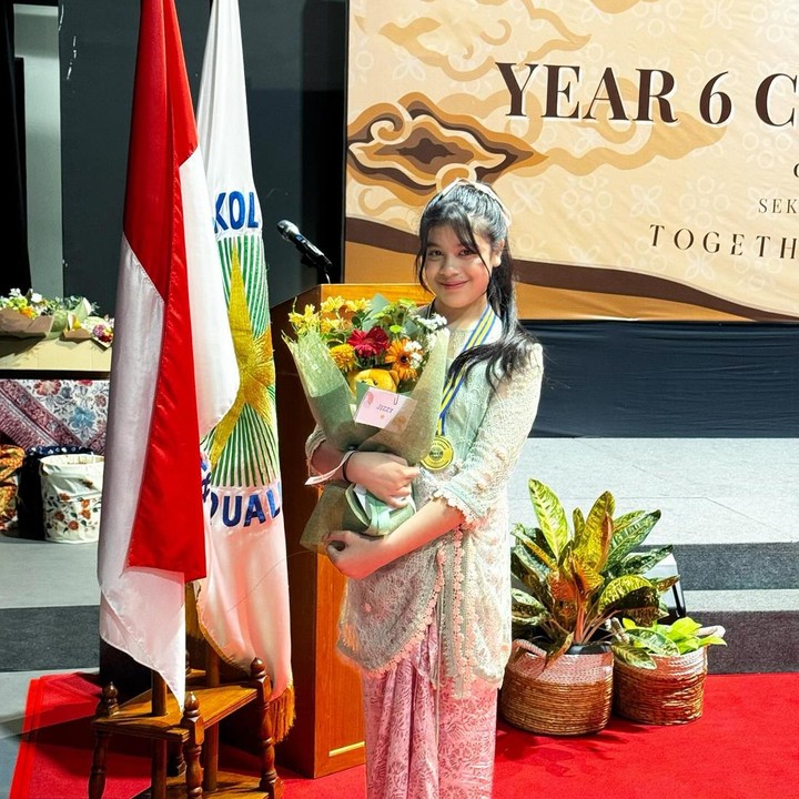 <p>Momen bahagia ini diunggah Marsha dan Vino melalui akun Instagram pribadinya. Jizzy terlihat begitu cantik menggunakan kebaya bernuansa hijau muda dipadukan dengan bawahan merah muda. Ia tersenyum manis sambil memegang buket bunga dari orang tuanya. (Foto: dok. Instagram @marshatimothy)</p>
