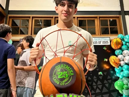 Tak Banyak yang Tahu, Ini 5 Potret Putra Oppie Andaresta Berwajah Bule dan Jago Basket
