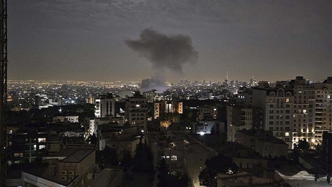 Iran Tutup Bandara Utama usai Teheran Digempur 200 Jet Tempur Israel Iran menutup sementara bandara utama internasional Imam Khomeini di Teheran dan menunda seluruh penerbangan setelah digempur Israel pada Jumat (13/6) dini hari.