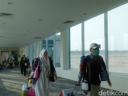 Senyum Haru Jemaah Haji Perdana Tiba di BIJB Kertajati